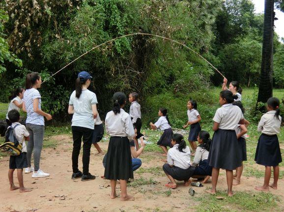 小学生と遊ぶ３.JPG