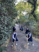 3、4年生　落ち葉掃き