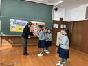 初等科　ウクライナのドンチェバ先生来校