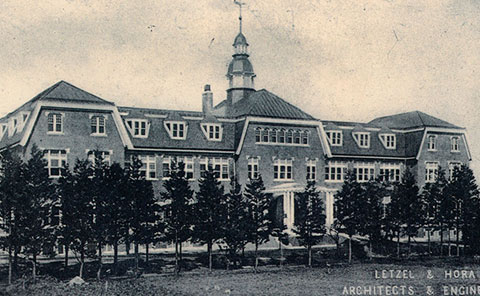 1909年完成の赤レンガの本館校舎